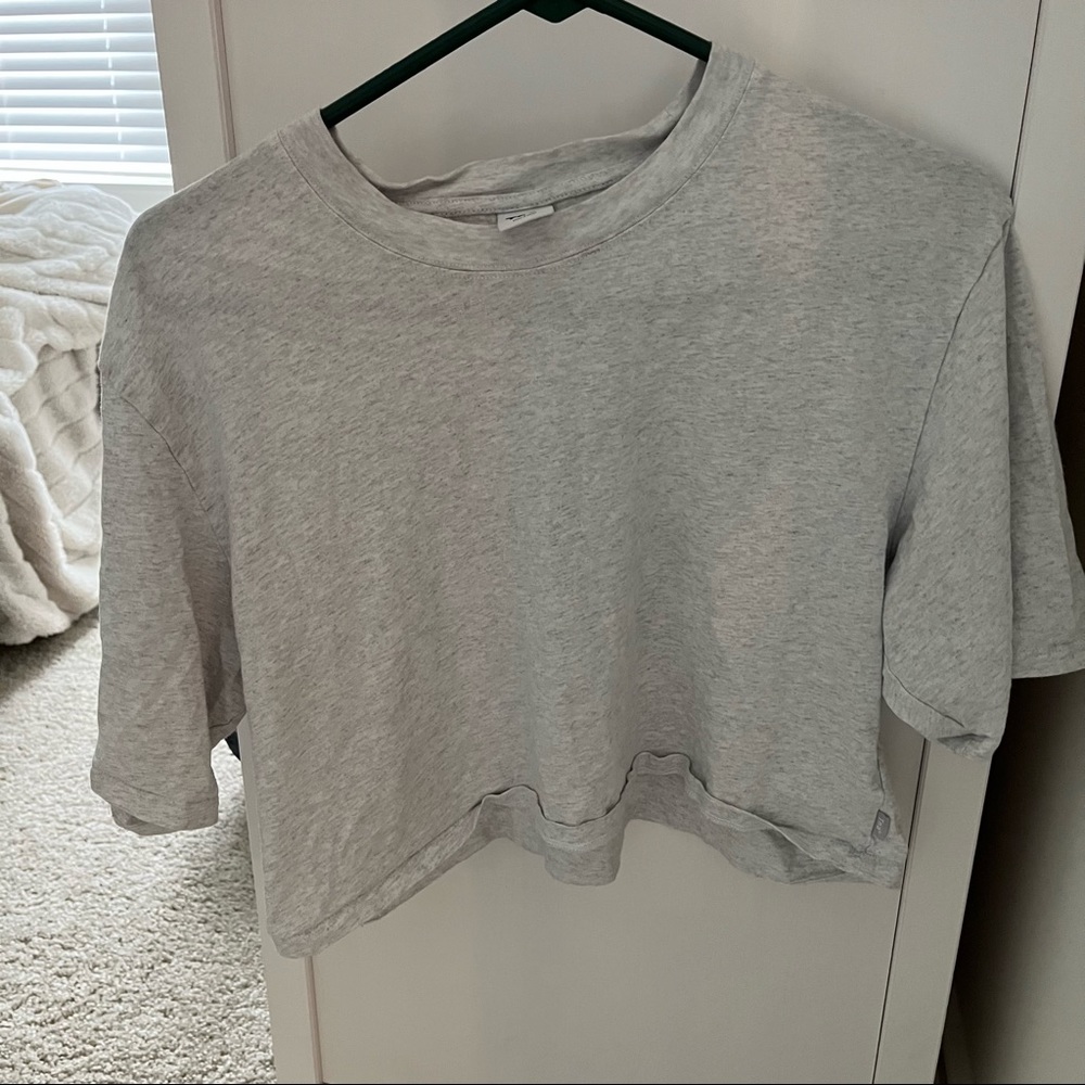 Aritizia grey crop top